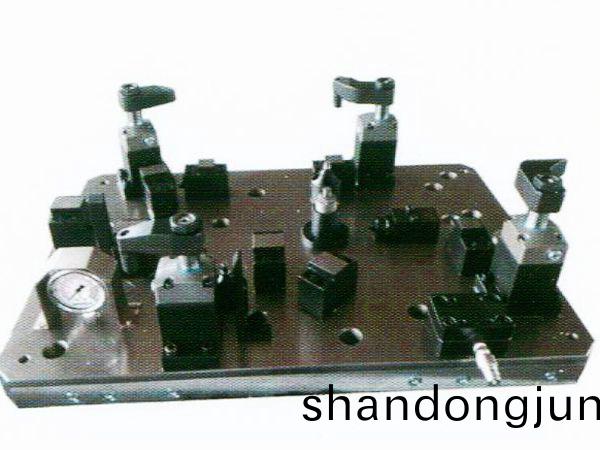 齒(chi)輪室(shi)罩(zhao)蓋(gai)液(ye)壓(ya)裌具(ju)